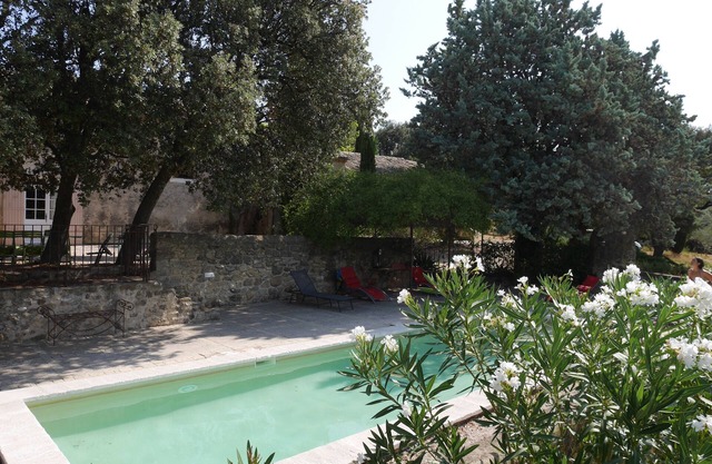 Provencal farmhouse from the 18th century, between wines & woods, fenced pool