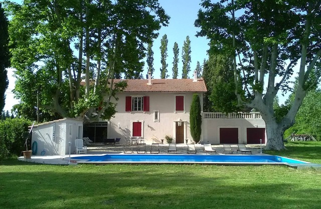 Provencal farmhouse 250m2 between Alpilles and Luberon with beautiful swimming pool, 1hectare park