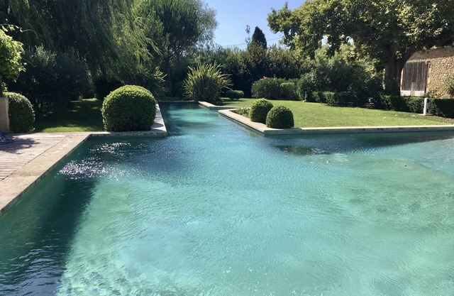 Provencal farmhouse from the 18th century located in the heart of the Alpilles.