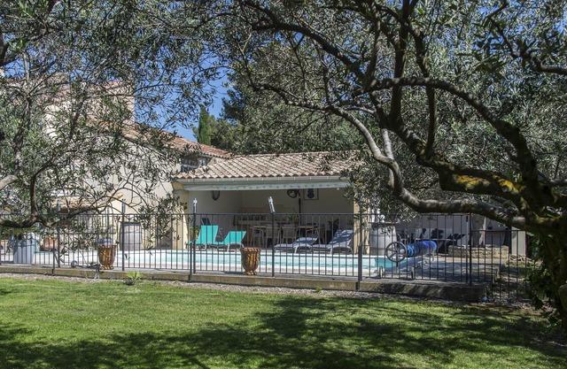Provencal farmhouse with swimming pool