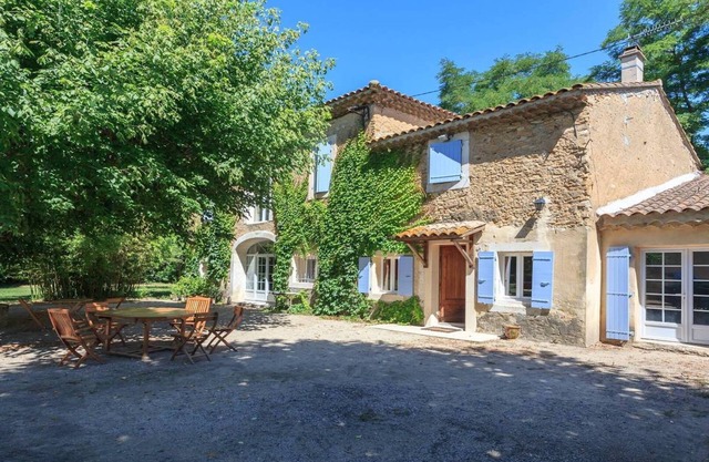 Provencal farmhouse with pool and landscaped garden, Orange nearby.