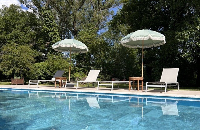 Provencal guest room with swimming pool on the edge of Lez