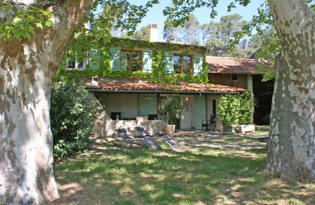 Provencal gîte with pool in unique location