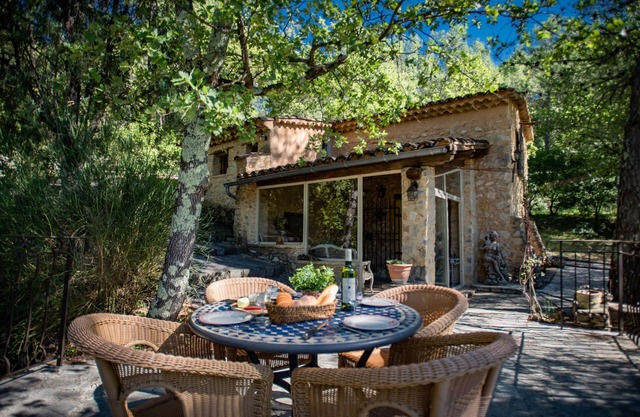 Provencal gîte with shared pool