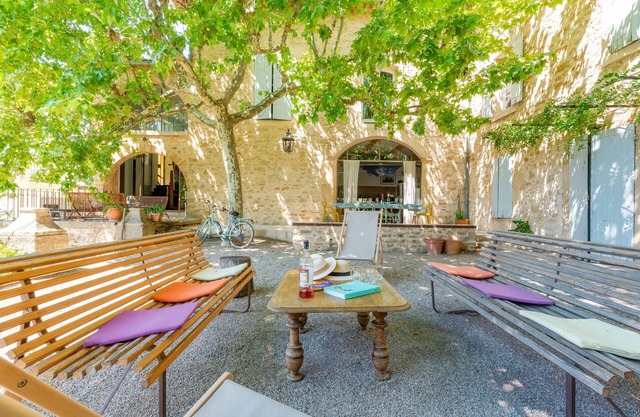 Provencal house with courtyard and pond - Provence