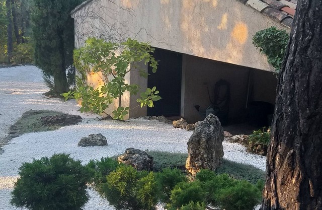 Provencal house in private wooded grounds with swimming pool and tennis court. Sleeps 5.