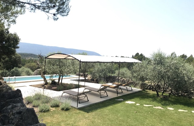 Provencal Mazet with dominant view of the Luberon private pool and air conditioning