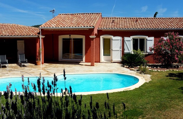 Provencal villa with private pool at the heart of Des Corbieres vineyard