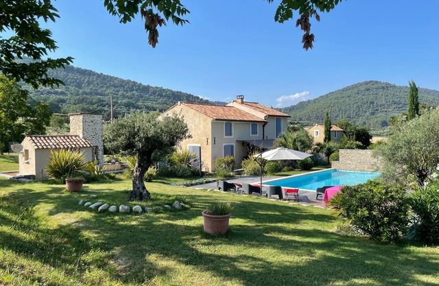 Provencal villa for 8 guests, swimming pool, olive grove, in the heart of nature in Manosque.