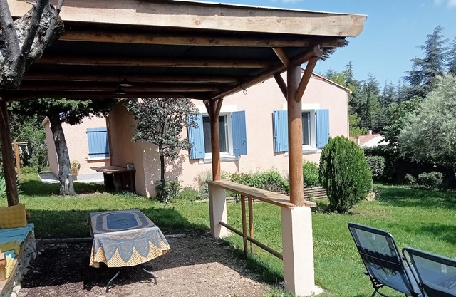 Provencal villa, large garden, village of character on the lavender route