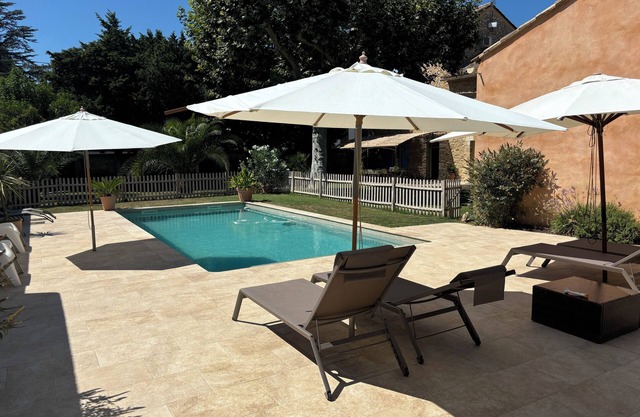 Provencal villa sleeps 12 with pool