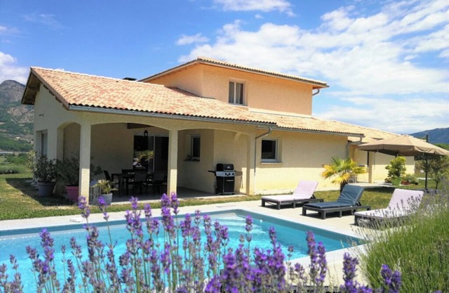 Provencal villa with swimming pool, between Gap and Sisteron