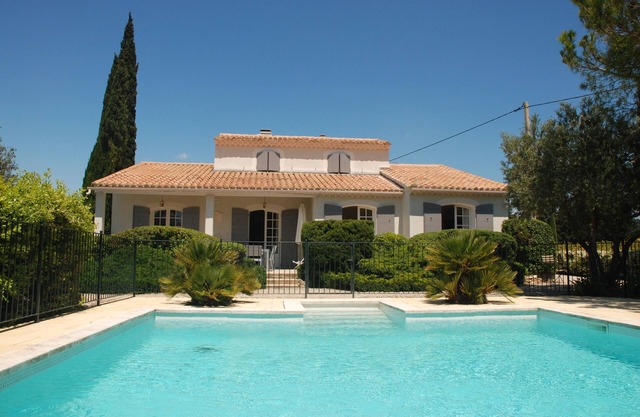 Provence ideally located in the middle of vineyards, single storey villa 8 pers.