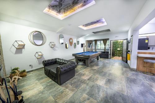 Provenza! Golden Jacuzzi - 5BR only 1 Block from lleras