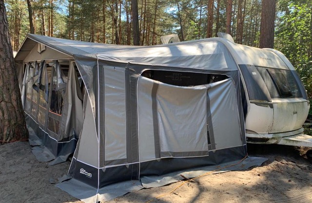 Przyczepa kempingowa VIP Hobby 650 KMFe z klimatyzacją i łazienką, Hel