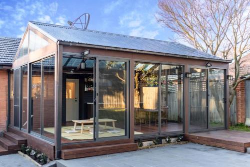 Puddings Tranquil Sunroom Retreat in Glen Waverley