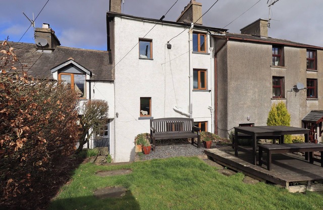PUDDLE DUCK COTTAGE, pet friendly, with open fire in Spark Bridge