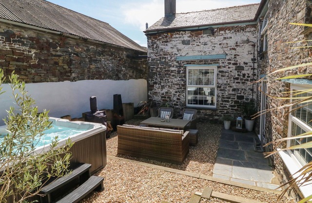 PUFFIN HOUSE, pet friendly, character holiday cottage in Hartland