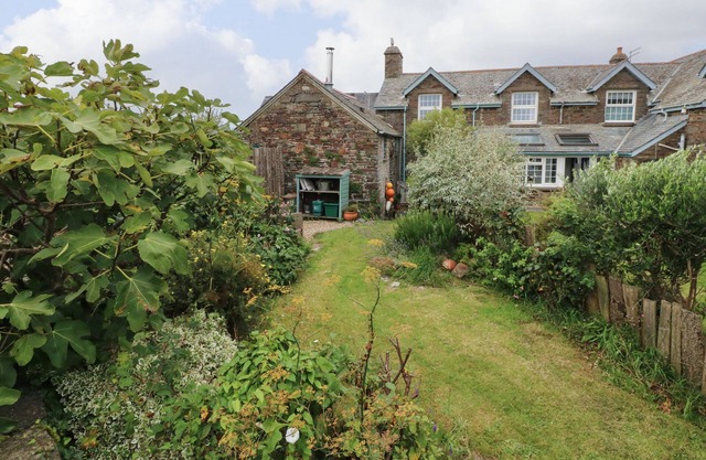 PUFFINS NEST, romantic, character holiday cottage in Hartland