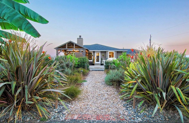 Puget Island Riverfront Getaway with Hot tub