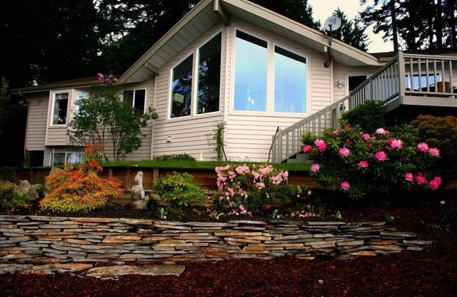 Puget Sound Beach House - Gorgeous Waterfront, Views - Beach Access