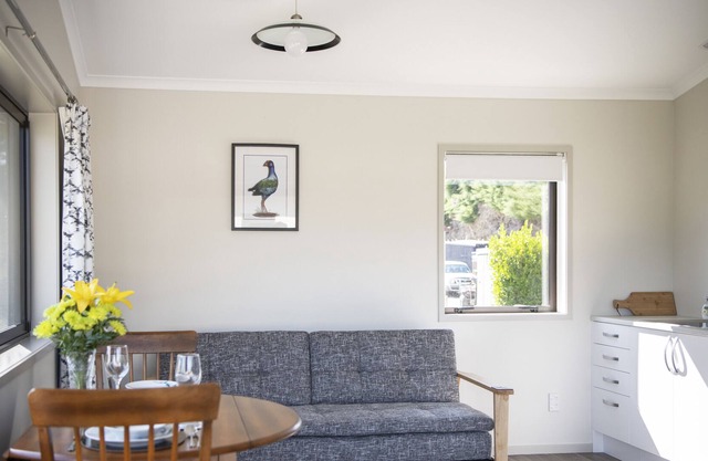 PUKEKO LODGE - NAPIER HOLIDAY HOME, with a garden in Napier