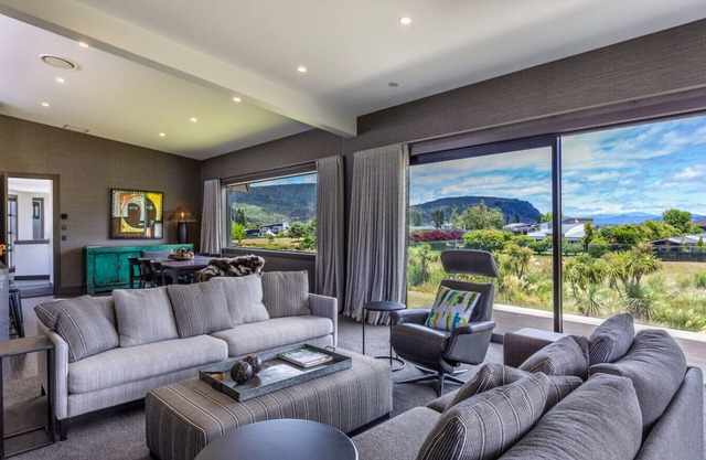 Pukeko Paradise - A Kinloch Retreat