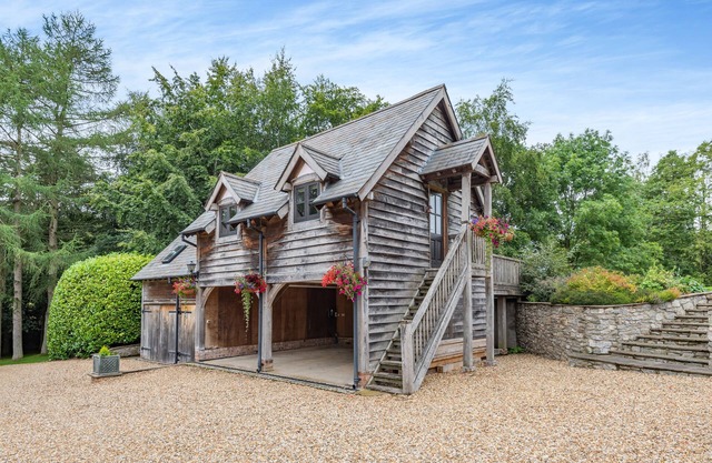 PULTHELEY COTTAGE, romantic, with hot tub in Churchstoke