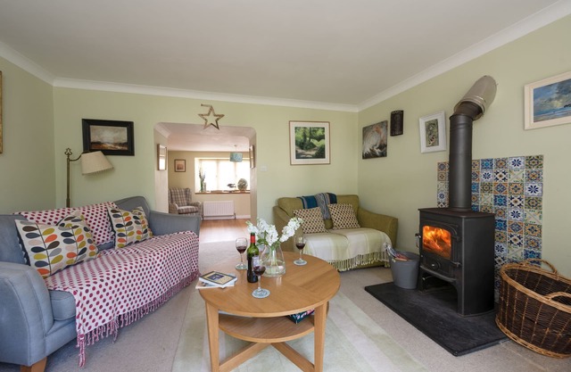 Pump Cottage (Sleeps 10) - a house that sleeps 10 guests in 5 bedrooms