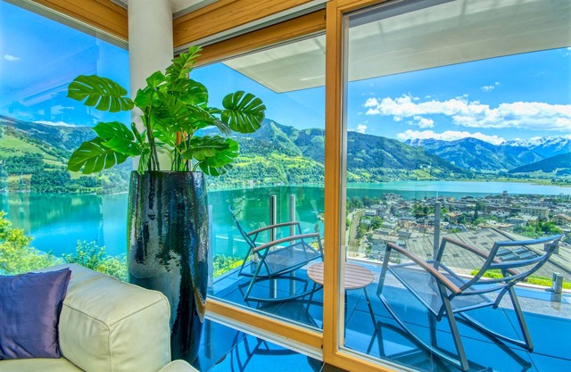 Pure luxury with amazing views over the lake and surrounding mountains