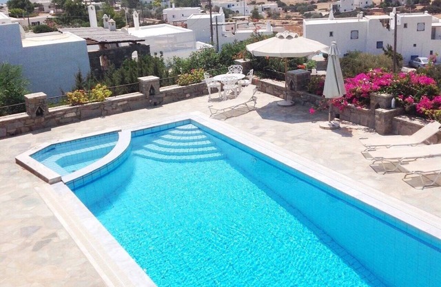 Pure White Villa: 7 Bedrooms, 16 Guests, Sea View, Aspro Chorio Villagennn