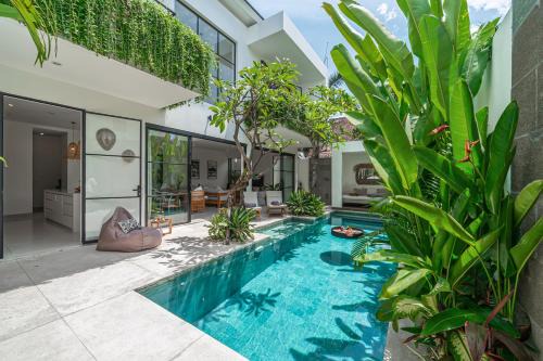 Puri Senang - Luxury 4BR Private Pool Villa in Central Berawa