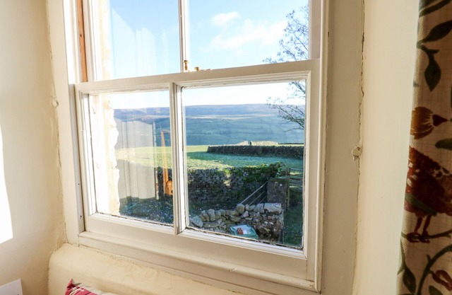 PURSGLOVE COTTAGE, pet friendly, character holiday cottage in Low Row