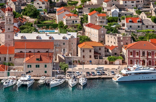 Puteus Palace Brac