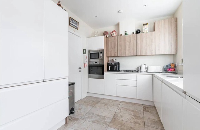 Pvt ensuite room, 30 mins transport connection to city center