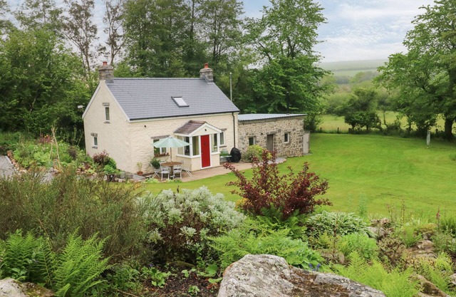 PWLL COTTAGE, pet friendly, character holiday cottage in Amroth