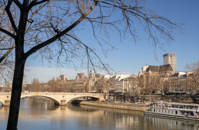 QUAI DE BOURBON-LIVE THE ISLAND LIFE ON MAGICAL ILE ST LOUIS