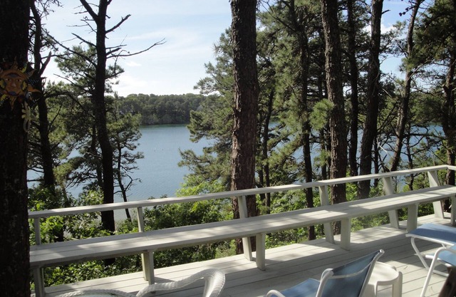 Quaint 2 Bedroom Cottage Overlooking White Pond