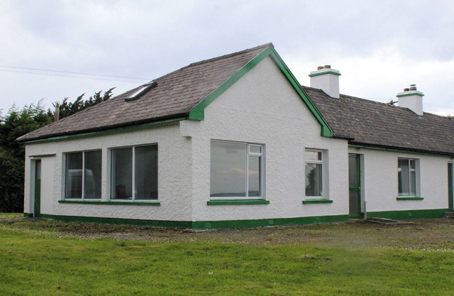 Quaint 3 Bedroom Cottage with Sea and Mountain Views