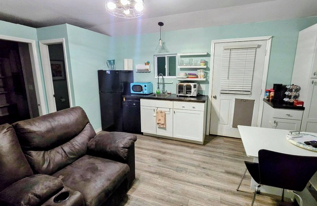 Quaint Backyard Tiny House 1-bedroom with Fire Pit, WiFi, in quiet Brundidge