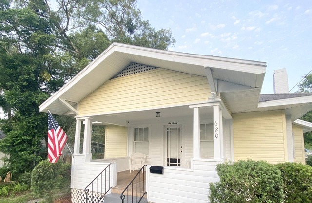 Quaint Bungalow walking distance to downtown DeLand, 2 weeks maximum Stay
