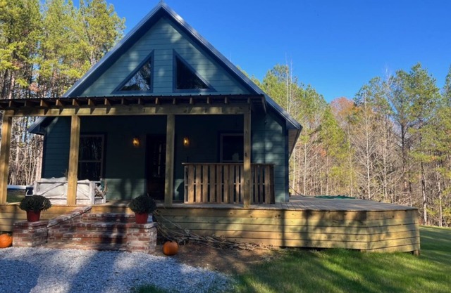 Quaint cabin style house, modern finish, Beautiful open concept and pond view