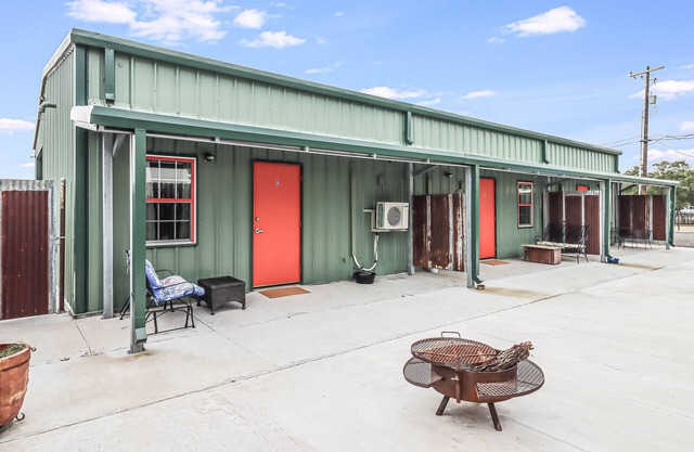 Quaint cabin super close to the marina, restaurants and activities!