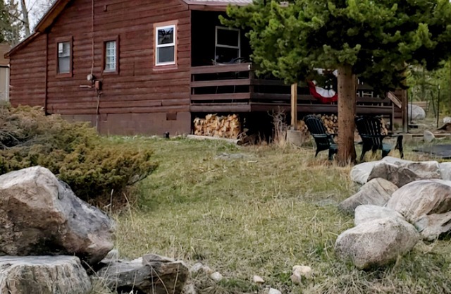 Quaint Cabin Viewing Shadow Mountain Lake, Mountain Views and Lake Access nearby