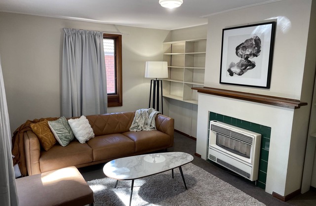 Quaint & Cosy Stay in leafy prestigious suburb