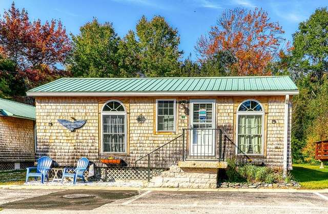 Quaint cottage near the beach with outdoor saltwater pool, grills, firepit, WiFi