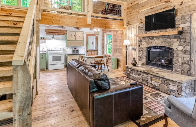 Quaint cottage near town w/fast WiFi, covered deck, lofted layout & more