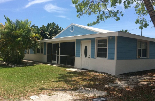 Quaint cottage, pool, dockage just minutes to Key West!