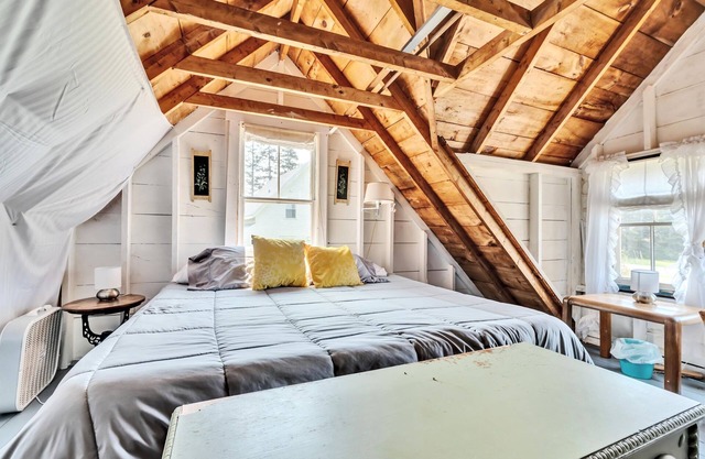 Quaint cottage with the charm & tranquility one looks for on the Coast of Maine