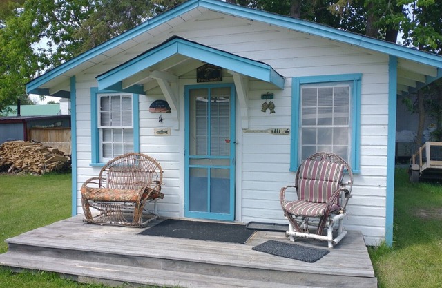 Quaint cozy little cabin geared for folks coming to Leech Lake to fish or relax.